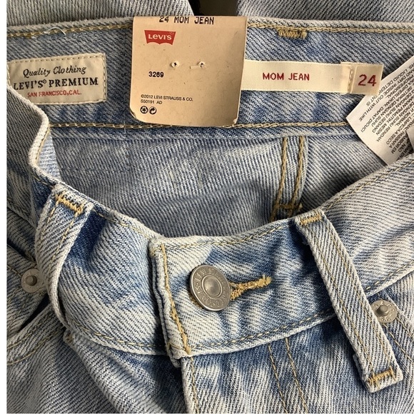 Levi’s Mom Jean Size 24 with distressed rip on one knee New With Tags - Picture 6 of 6